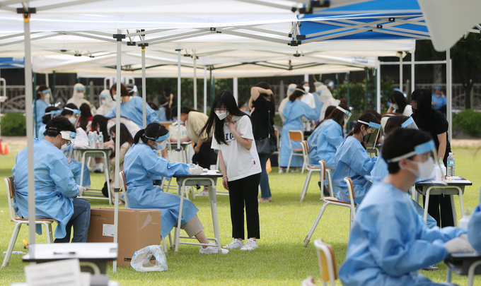 인천 학교 운동장에 설치된 선별 진료소 (사진=연합뉴스)