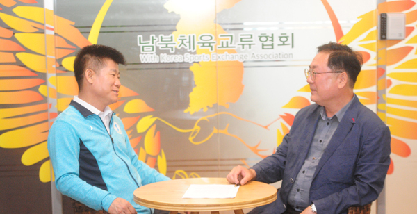 김경성 이사장과 심흥식 논설주간이 대담을 나누고 있다./노경신기자 mono316@