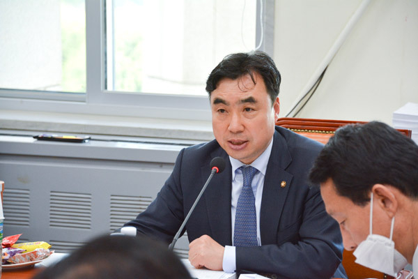 윤관석 의원(인천남동을·사진)이 자동차관리사업자의 부담을 완화하기 위한 ‘자동차관리법’ 일부개정법률안을 발의하고 있다.