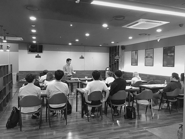 용인문화재단이 지속사업으로 운영 중인 제4기 ‘무대예술연수생’ 신청자를 모집한다고 밝혔다. 사진은 2019 무대예술연수생 이론교육을 받고 있는 모습./용인문화재단 제공