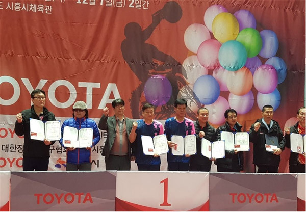 지난 2018년 시흥시에서 열린 도요타배 전국장애인탁구대회에서 우승을 차지한 김치영(왼쪽에서 5번째)이 시상식에서 기념촬영을 하고 있다.