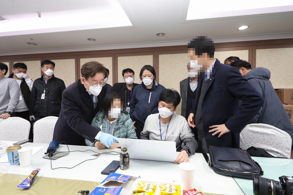 지난 2월 이재명 경기도지사가 ‘코로나19’ 대응을 위해 신천지 과천본부를 급습해 명단확보에 나선 모습<br>
