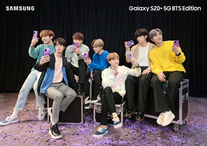  방탄소년단이 갤럭시 버즈+ BTS 에디션을 사용하고 있다. (사진=삼성전자)