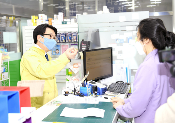 최종환 시장이 코로나19 현장점검을 진행하고 있다.<br>
