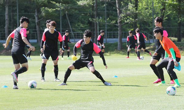 코로나19 사태 이후 2020년 첫 국내 훈련을 시작한 15일 파주시 대한축구협회 국가대표 트레이닝센터(NFC)에서 한국 남자 19세 이하(U-19) 축구 대표팀 선수들이 훈련하고 있다. /연합뉴스