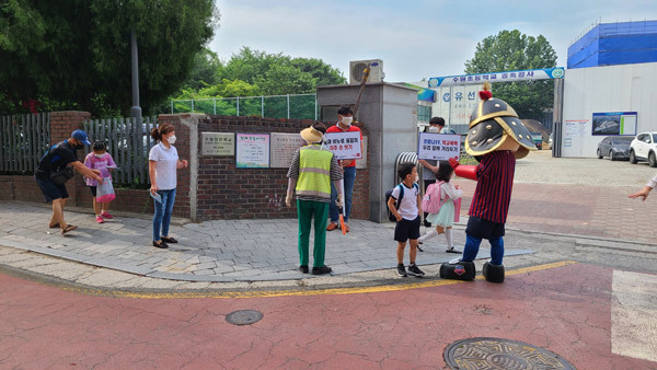 프로축구 K리그2 수원FC가 15일 수원초등학교에서 ‘코로나19 감염 예방 및 등굣길 안전지킴이’ 활동을 실시했다. /수원FC 제공