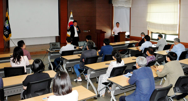 경기신문 최선욱 대표이사 사장이 15일 본사 5층 대회의실에서 열린 창간 18주년 행사에서 인사말을 전하고 있다. /조병석기자 cbs@