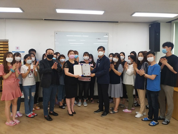 지역사회복지 증진에 기여한 공로를 인정받아 장관 표창을 수상한 고현정 계양구 건강가정센터 사무국장이 관계자들과 기념촬영을 하고 있다. /계양구 제공