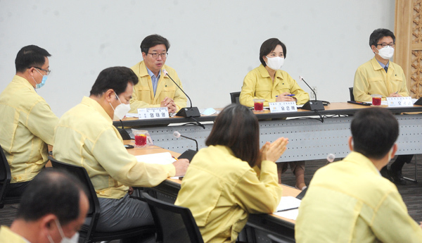 염태영 수원시장이 16일 수원시청에서 열린 코로나19 대응 학교 방역활동 인력 지원을 위한 교육부-전국시장·군수·구청장협의회 간담회에서 인사말을 하고 있다. /노경신기자 mono316@