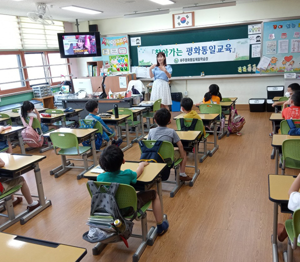찾아가는 평화통일 교실 중 북한 요리 만들기 수업 모습.