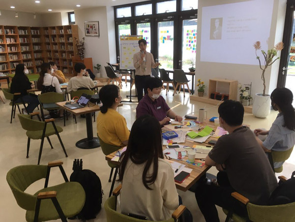 군포시가 청년들의 창업과 일자리 창출을 위해 ‘초막골 청년살롱’을 운영한다. 사진은 ‘초막골 청년살롱’에서 청년플래너 양성교육이 진행되고 있는 모습. /군포시 제공