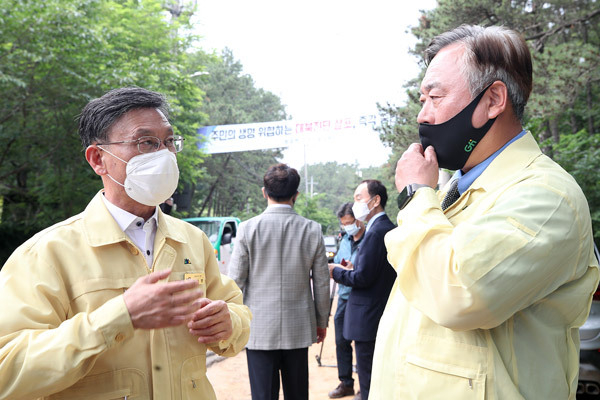 18일 오후 이재강 경기도 평화부지사(오른쪽)가 정하영 김포시장 및 관계자들과 김포지역 대북전단 살포 관련 현장점검을 하고 있다. /경기도제공