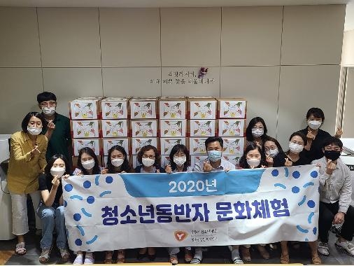 수원시청소년재단 수원시청소년상담복지센터는 최근 위기 청소년 가족을 대상으로 ‘행복박스’를 전달했다. (사진=수원시청소년재단 제공)