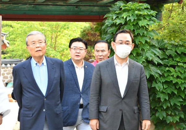 미래통합당 김종인 비상대책위원장(오른쪽)이 지난 20일 칩거 중인 주호영 원내대표를 충북 속리산 법주사에서 만나 대화하고 있다. /연합뉴스
