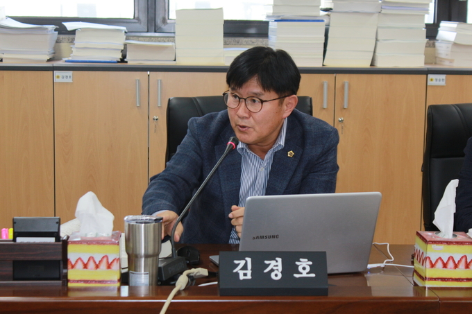 경기도의회 김경호 의원, 교육지원청 제2회 추경안 심사에서 준비되지 않은 정책에 대해 지적하고 있다./사진=경기도의회 제공