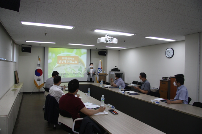 22일 경기도장애인체육회 회의실에서 열린 도장애인체육회 부서장급 대상 반부패 청렴교육에서 오완석 사무처장 등 부서장들이 교육을 받고 있다. (사진=경기도장애인체육회 제공)