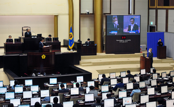 이재명 경기도지사가 22일 경기도의회에서 열린 제344회 정례회 제2차 본회의에 참석해 도정질문에 답변하고 있다./조병석기자 cbs@