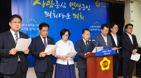 제10대 도의회 후반기 더불어민주당을 이끌어갈 수석대표단이 22일 수원시 경기도의회 브리핑룸에서 기자회견을 갖고 있다./조병석기자 cbs@