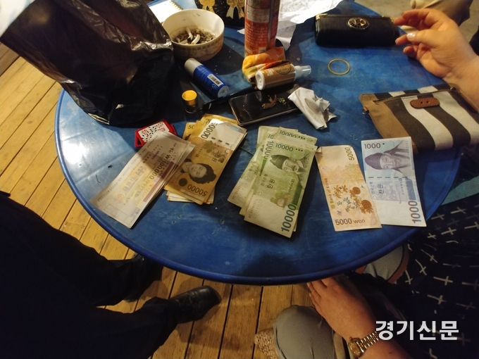 가평의 한 펜션에 개설된 도박장에서 압수된 도박자금. (사진=가평경찰서 제공)