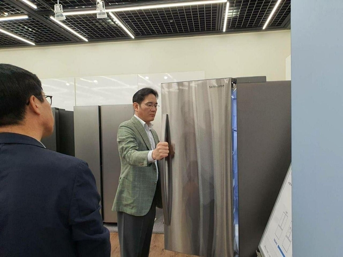 경기도 수원 삼성전자 생활가전사업부 찾은 이재용 삼성전자 부회장 (사진=삼성전자 제공)