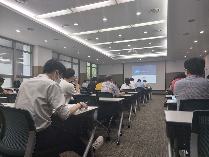 사진은 지난 17일 광교테크노밸리 R&DB센터에서 열린 '<strong>무역금융</strong> 활용 설명회'에서 도내 수출 중소기업인들이 설명을 듣고 있다. (사진=편지수기자 pjs@kgnews.co.kr)