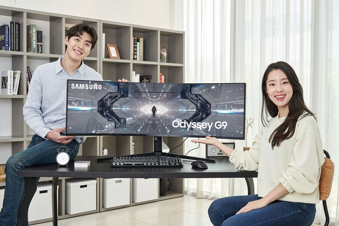 삼성전자가 커브드 게이밍 모니터를 선보였다. (사진=삼성전자 제공)