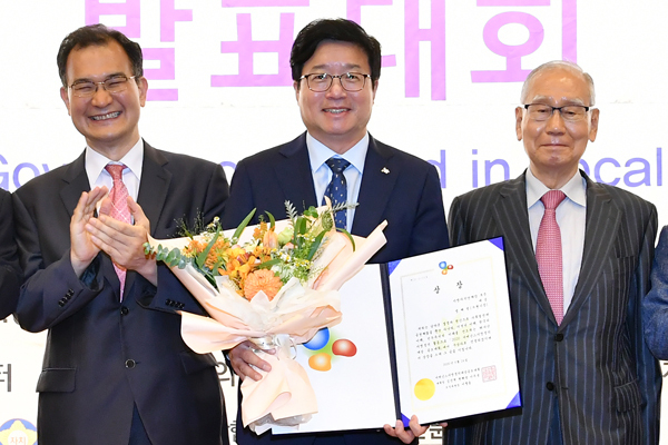 염태영 시장(가운데)이 수상 후 기념촬영을 하고 있다. /수원시 제공