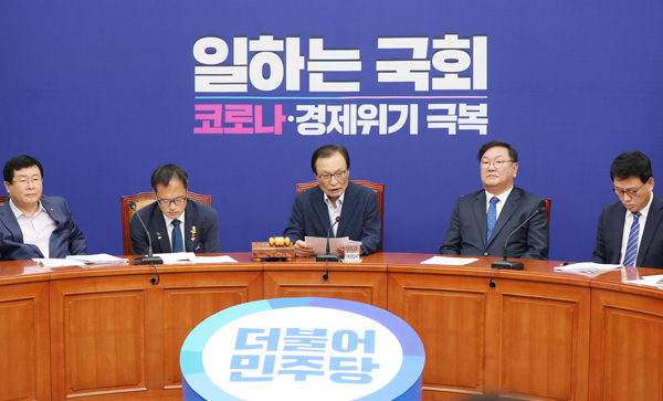 더불어민주당 이해찬 대표가 22일 오전 서울 여의도 국회에서 열린 최고위원회의에서 발언하고 있다. /연합뉴스