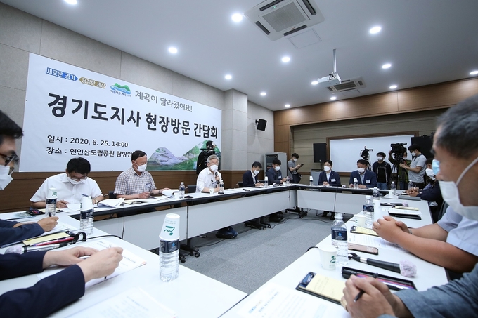 25일 오후 이재명 경기도지사가 경기도 청정계곡 현장 방문 및 간담회를 위해 가평군 연인산 탐방안내소 및 용추계곡을 방문했다. (사진=경기도북부청 제공)