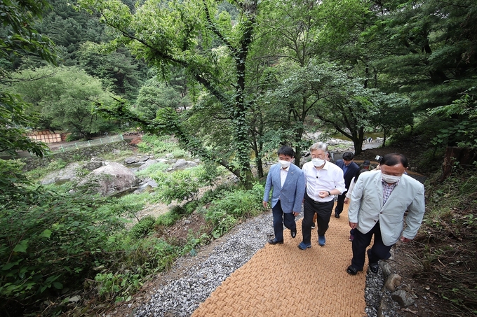 25일 오후 이재명 경기도지사가 경기도 청정계곡 현장 방문 및 간담회를 위해 가평군 연인산 탐방안내소 및 용추계곡을 방문했다. (사진=경기도북부청 제공)