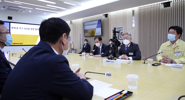 25일 경기북부청사에서 이재명 경기도지사와 박윤국 포천시장, 최용덕 동두천시장, 김광철 연천군수, 조학수 양주부시장, 최종원 한강유역환경청장이 '한탄강 색도 개선을 위한 협약서'에 공동 성명했다./경기도 제공