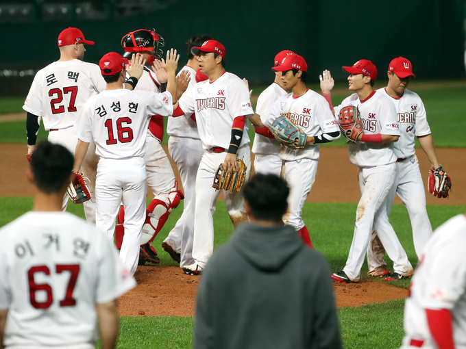25일 인천 SK행복드림구장에서 열린 SK 와이번스와 두산 베어스의 더블헤더 2차전에서 7-0으로 승리한 SK 와이번스 선수들이 기뻐하며 서로 격려하고 있다. SK는 이번 승리로 8연패에서 탈출했다. (사진=연합뉴스)