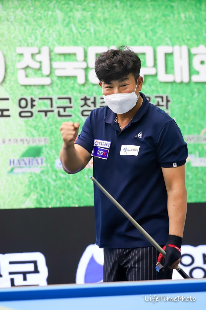 26일 강원도 양구군 청춘체육관에서 열린 제8회 국토정중앙배 2020 전국당구대회에서 이충복이 우승을 확정한 뒤 환호하고 있다. (사진=대한당구협회 제공)