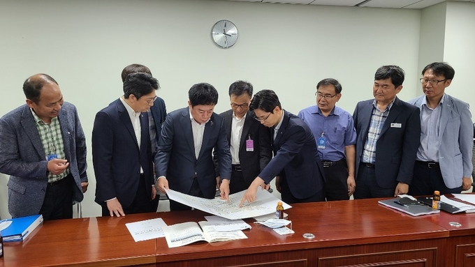 지난 26일 국회 의원회관에서 미래통합당 정찬민 의원이 경기도 관계자들로부터 교통정책에 대한 설명을 듣고있다.(사진=정찬민 국회의원실 제공)