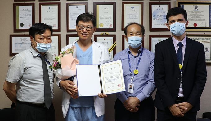윌스기념병원이 경기국제의료협회로부터 ‘경기도 해외의료인 연수 우수기관’으로 선정됐다. (맨 왼쪽부터)국제교류팀 장대웅 팀장, 박춘근 병원장, 대외협력팀 조동호 부장, 국제교류팀 오비드 코디네이터가 기념촬영을 하고 있다. (사진=윌스기념병원 제공)