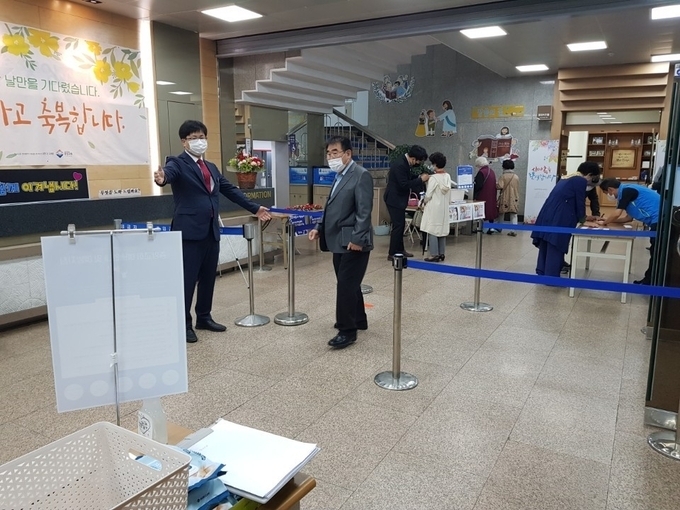 28일 수원중앙침례교회에서 3명의 코로나19 확진자가 발생했다고 중앙방역대책본부가 밝혔다. 이 교회 관계자들은 전날 신자 가족 중 1명의 감염 사실을 파악하고, 긴급히 2주간 교회 자진 폐쇄를 결정했다. (사진 = 수원중앙침례교회 제공)