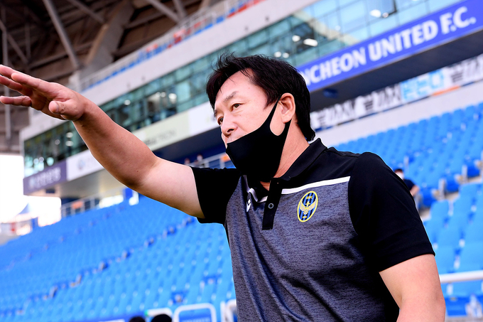 프로축구 K리그1 인천 유나이티드가 임완섭 감독과 결국 결별한다. 사진은 선수들을 지도하는 임 감독의 모습. (사진=인천 유나이티드 제공)