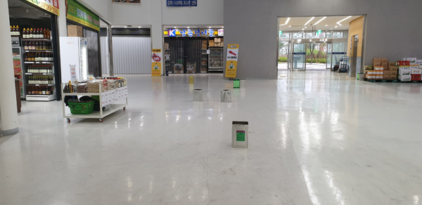 남촌농산물도매시장 상인들이 식자재동의 천장 누수로 빗물받이통을 깔아놓고 있다. /박영재기자 kgpak@