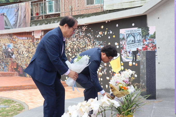 경기도의회 교육행정위원회가 효순·미선 평화공원을 방문해 추모하고 있다.(사진=경기도의회 제공)