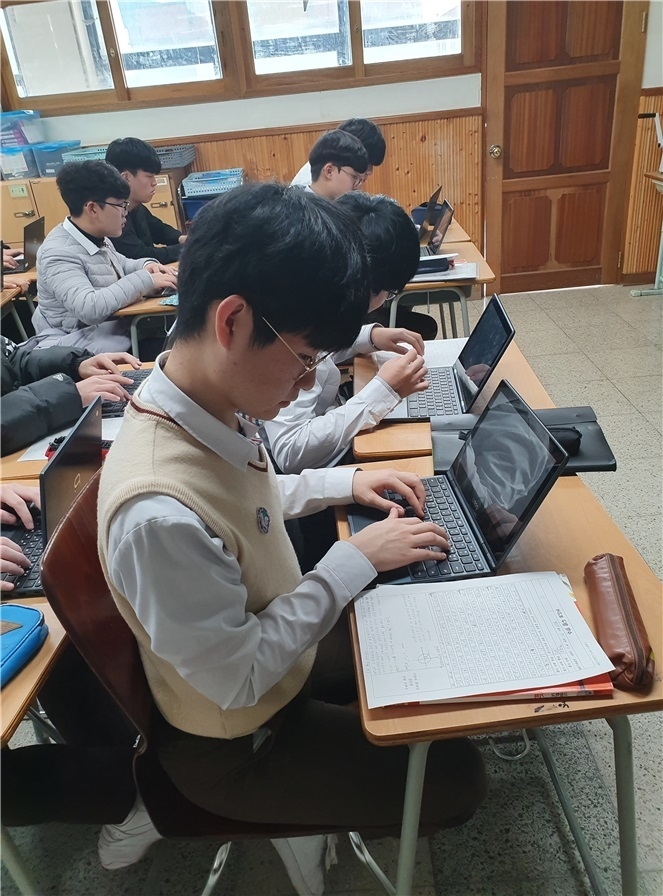 수원 매탄고등학교 내 구축된 무선인프라를 통해 학생들이 교실 안에서 무선단말기를 이용해 수업을 받고 있다. (사진 = 매탄고 제공)