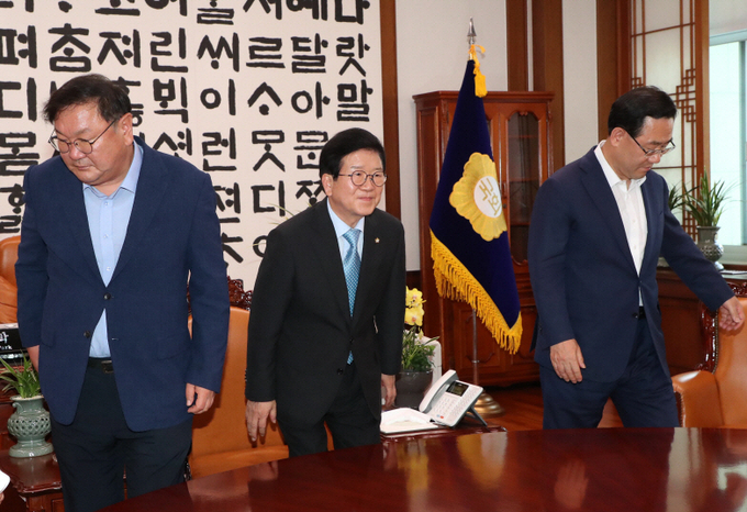  박병석 국회의장(가운데), 더불어민주당 김태년 원내대표(왼쪽), 미래통합당 주호영 원내대표. (사진=연합뉴스 제공) 