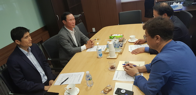 이원성 경기도체육회장(왼쪽 두번째)이 29일 국민체육진흥법 개정 추진위원회 사무실에서 열린 회의에서 추진위의 주요 활동 등에 대해 논의하고 있다. (사진=경기도체육회 제공)