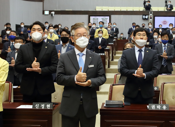 이재명 경기도지사,경기도의원 등이 코로나19 환자 진료와 치료에 힘쓰는 의료진에게 경의와 응원을 전하는 ‘덕분에 챌린지’를 함께하고 있다.
