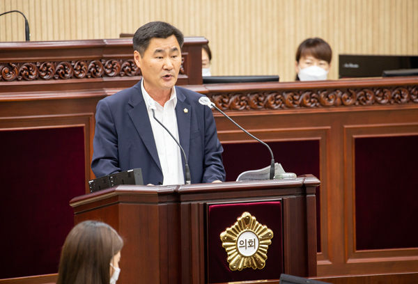 안산시의회가 지난 26일 열린 제263회 제1차 정례회 제3차 본회의에서 ‘안산시 조정대상지역 및 투기과열지구 지정 해제 촉구 결의안’을 채택했다. 사진은 유재수 의원이 결의안의 제안 설명을 하는 모습 (사진=안산시의회 제공)