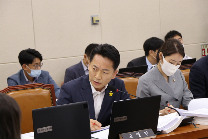 더불어민주당 고영인 의원(안산단원갑)이 지난달 29일 열린 국회 보건복지위원회 전체회의에서 장출혈성대장균 감염병의 원인 파악과대책 마련을 주문하고 있다. (사진= 고영인 의원실 제공)