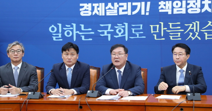 더불어민주당 김태년 원내대표가 30일 오전 서울 여의도 국회에서 열린 원내대책회의에서 발언하고 있다. (사진=연합뉴스) 