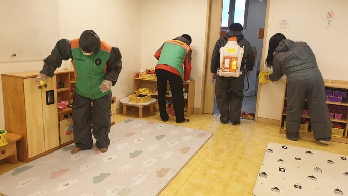안산시가 어린이집에서 방역활동을 벌이고 있다. (사진=안산시 제공)