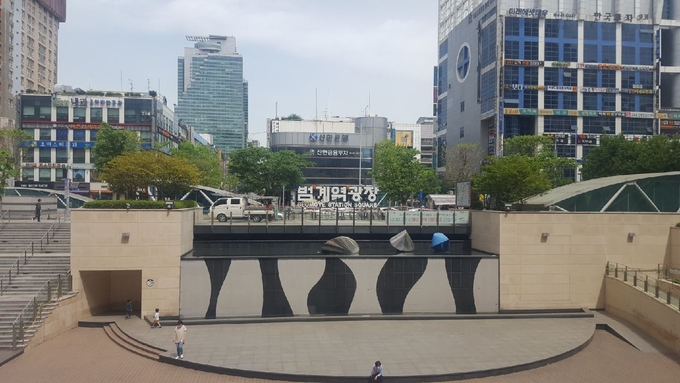 안양 범계역 롯데백화점 앞에 ‘범계역광장’ 안내표지판이 설치됐다. (사진=안양시 제공)