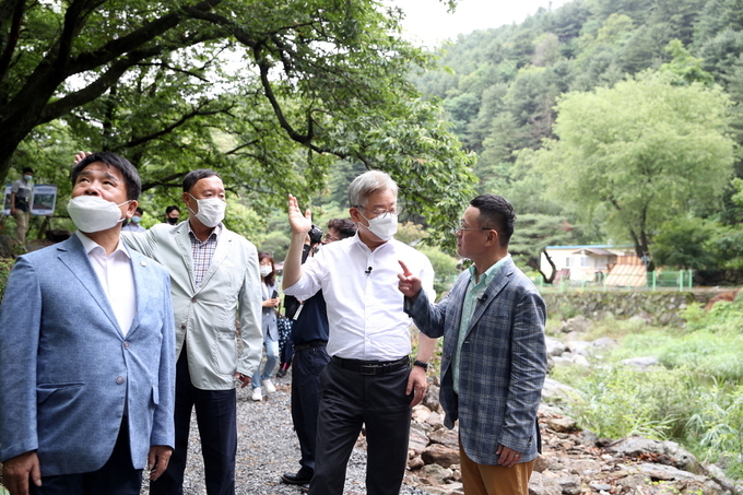 청정계곡만들기. 가평 용추계곡을 찾은 이재명 경기도지사 (사진=경기도 제공)