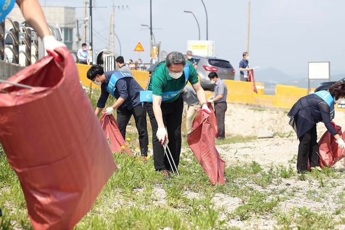 화성제부도주민들과 깨끗한경기바다만들기 활동을 하고 있는김희겸행정부지사(사진=김희겸 행정1부지사 SNS)